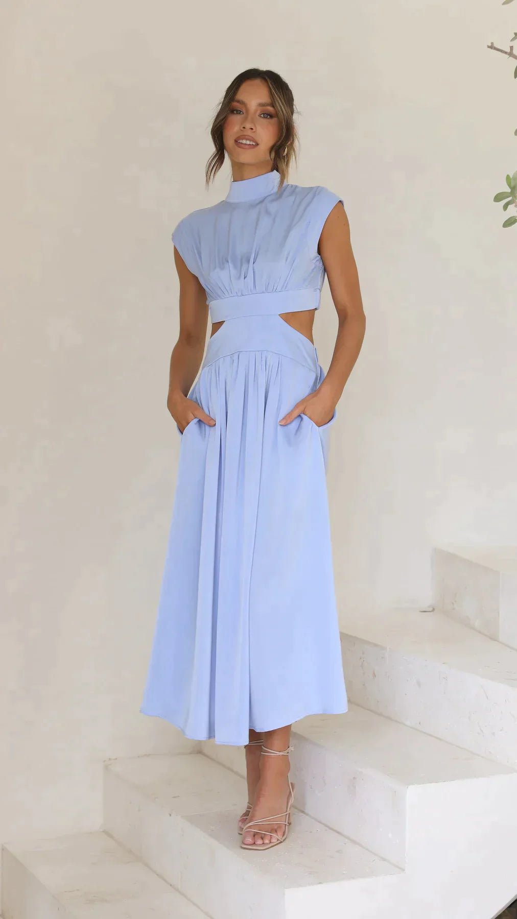 Robe midi Valentina à col montant et découpes à la taille