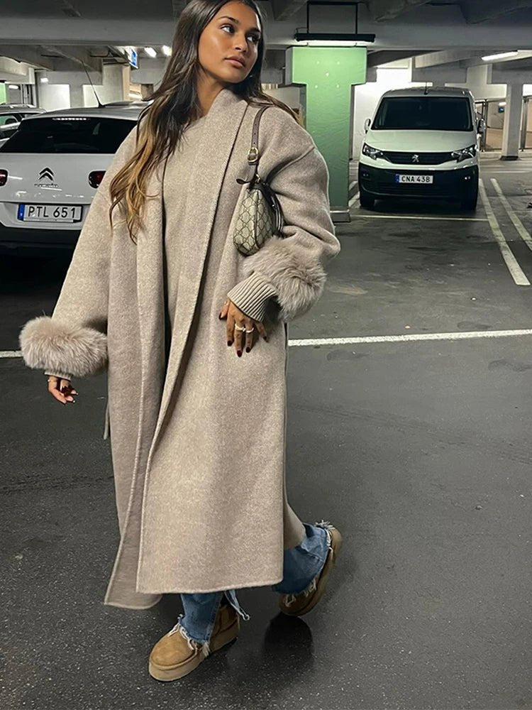 Manteau portefeuille en laine avec poignets en fourrure de renard
