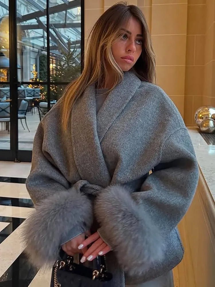 Manteau portefeuille en laine avec poignets en fourrure de renard