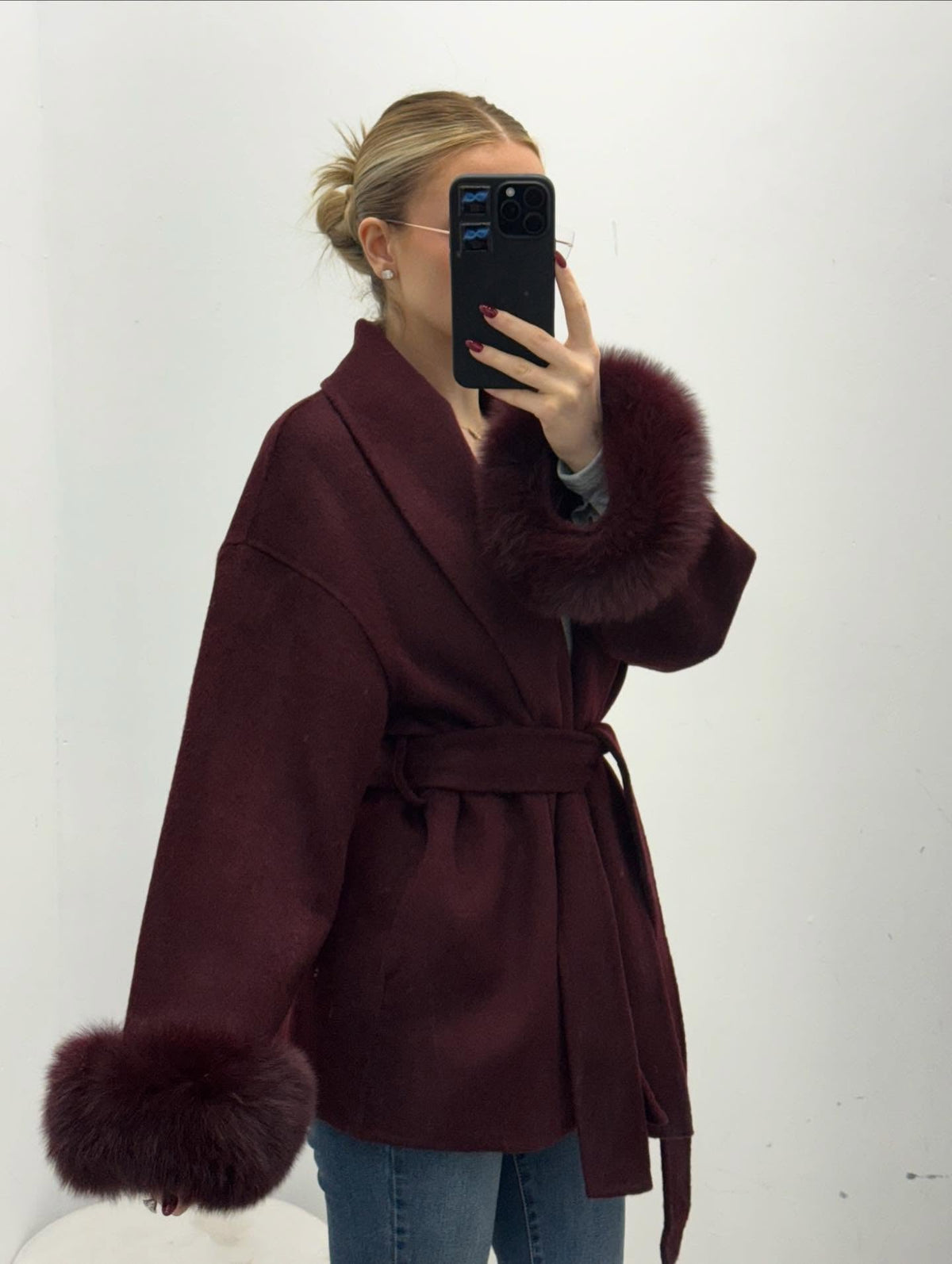 Manteau portefeuille en laine avec poignets en fourrure de renard