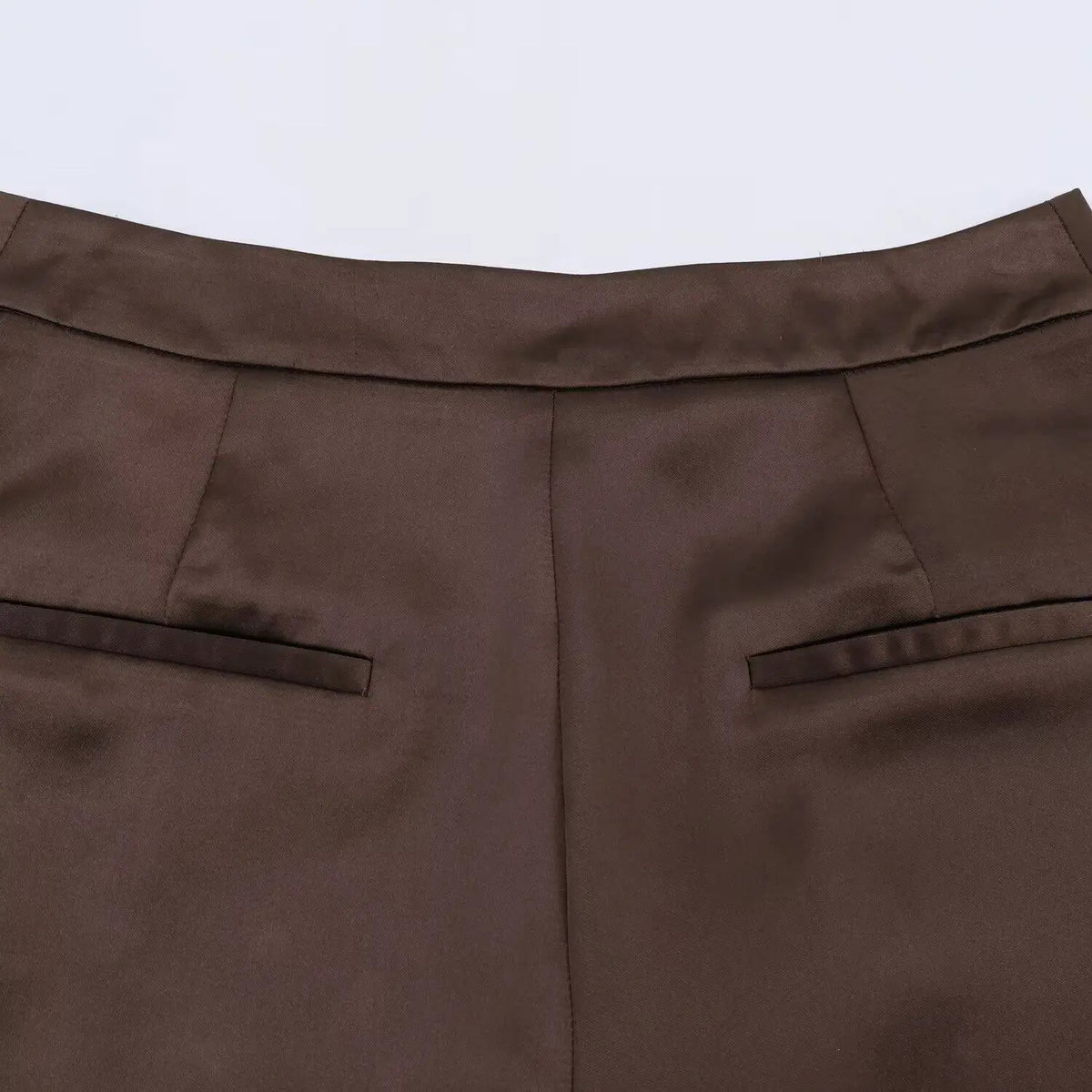 Mini-short satiné Xylia avec bordure en dentelle