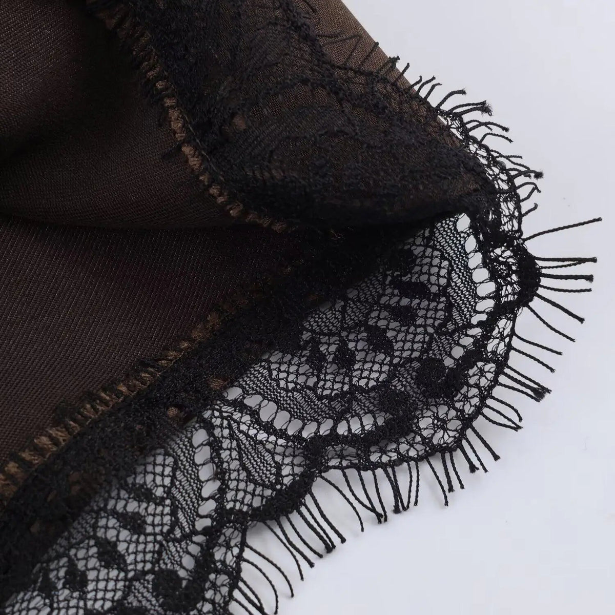 Mini-short satiné Xylia avec bordure en dentelle