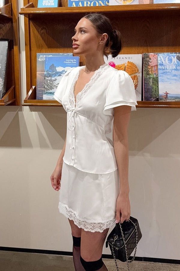 Ensemble Zoe avec jupe en satin et dentelle, décolleté en V et taille à nouer