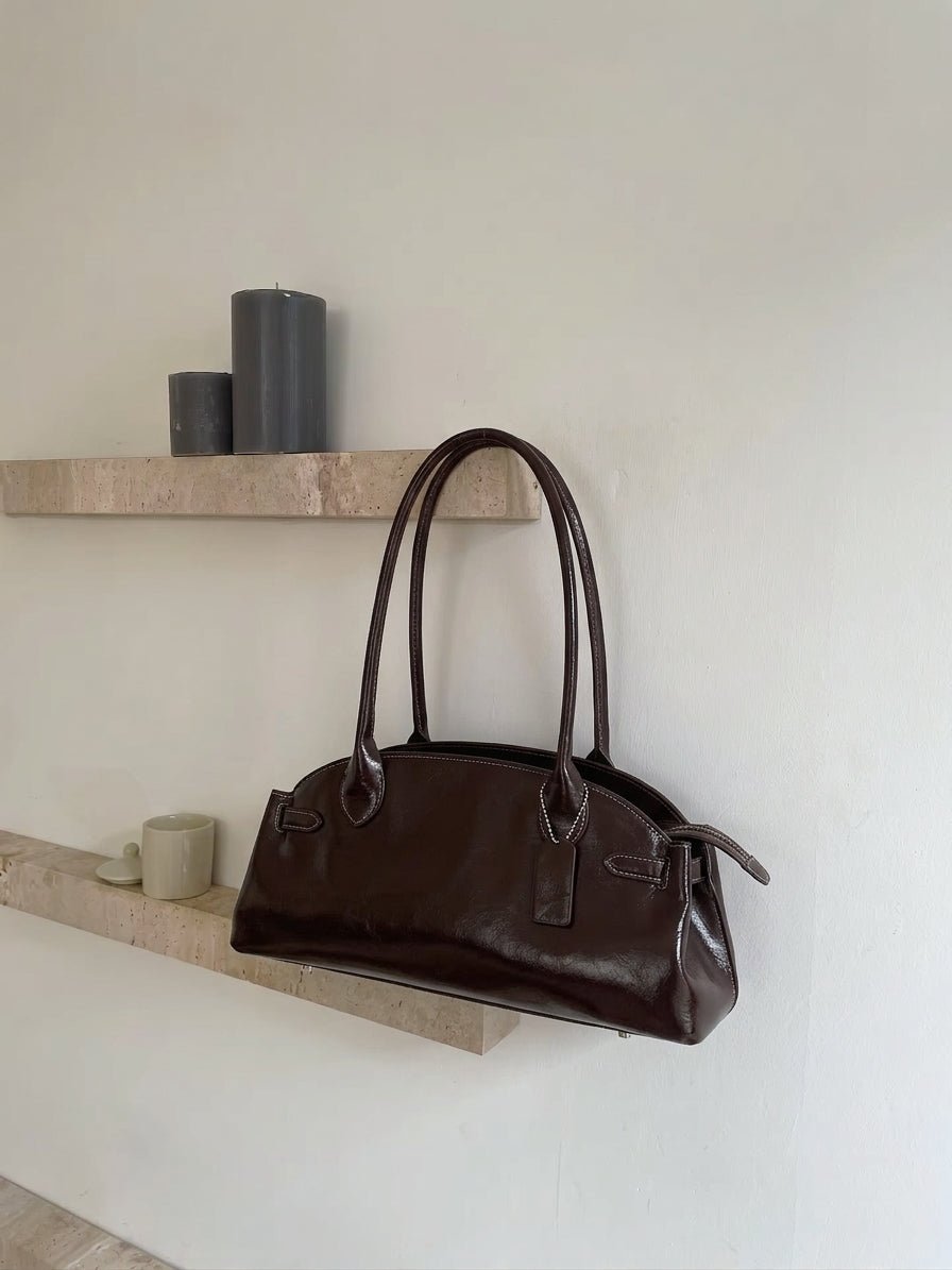 Wren Elongated Shoulder Bag in dark brown – styled look